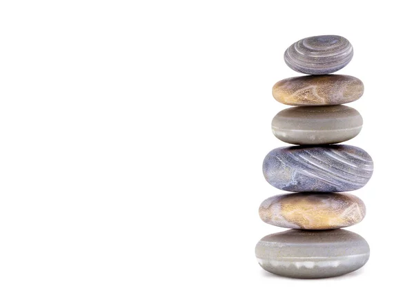 Pilha de pedras spa sobre a mesa contra um fundo branco, espaço para texto. Pedras Zen para meditação e cura mística . — Fotografia de Stock