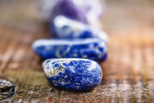 La sodalite è un minerale raro di colore solitamente blu o bluastro-violaceo, ampiamente usato come pietra preziosa e in oggetti ornamentali. Pietra utilizzata nel trattamento sanitario alternativo . — Foto Stock