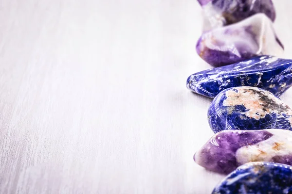 소달 라이트로 알려진 밝은 파란색 면의 광물 샘플은 일반적으로 파란색이나 파란색 - 보라색의 희귀 한 광물로, 대체 건강 치료에 사용되는 돌이다.. — 스톡 사진