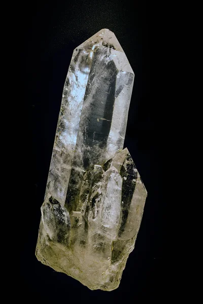 Křemen je druhý nejbohatší minerál na světě. Má trigonální krystalickou strukturu složenou z křemičitých čtyřstěnů, kde každý kyslík je rozdělen mezi dva čtyřstěny. — Stock fotografie