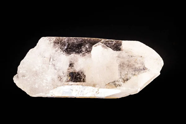 Quartz is het op een na meest voorkomende mineraal op aarde. Het heeft een driehoekige kristallijne structuur bestaande uit silica tetraëders, waarbij elke zuurstof wordt verdeeld over twee tetraëders. — Stockfoto