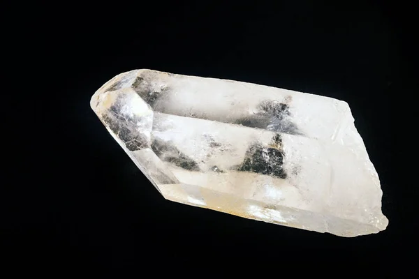 Quarz ist das zweithäufigste Mineral der Erde. Es hat eine trigonale kristalline Struktur aus Siliziumtetraedern, wobei jeder Sauerstoff zwischen zwei Tetraedern aufgeteilt ist. — Stockfoto
