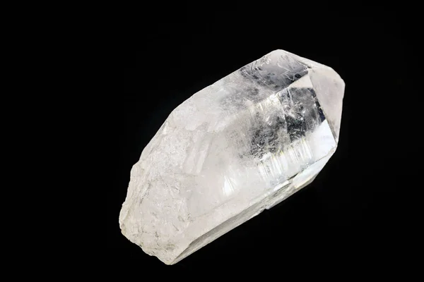 O quartzo é o segundo mineral mais abundante na terra. Possui uma estrutura cristalina trigonal composta por tetraedros de sílica, onde cada oxigênio é dividido entre dois tetraedros . — Fotografia de Stock