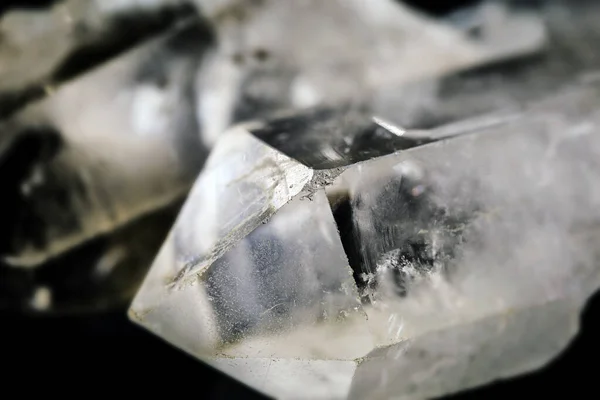 Fotografía macro de minerales naturales de la colección geológica: piedra de cuarzo transparente (diamantes de imitación) sobre fondo negro aislado . — Foto de Stock