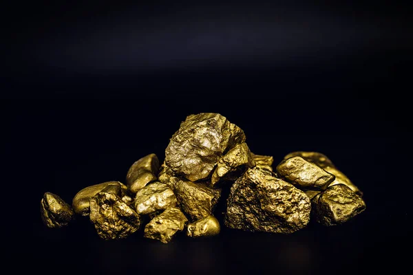 Pepite d'oro isolate su sfondo nero. Concetto lusso . — Foto Stock