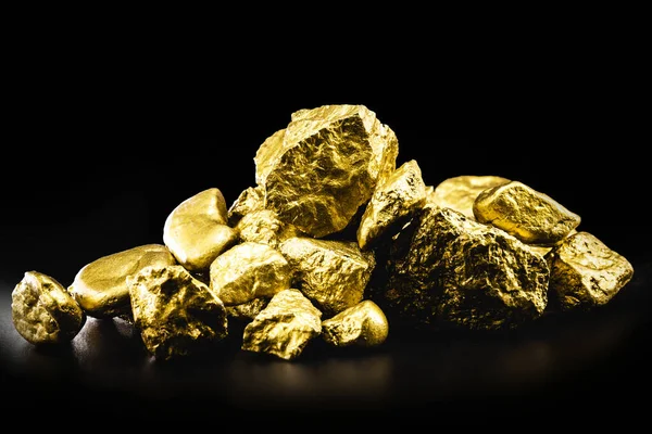 Çiğ altın külçeleri, dünyanın en pahalı mücevheri. Madencilik ve mineral çıkarma kavramı.