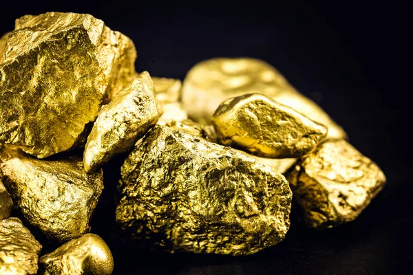 Pepita de oro crudo, la piedra preciosa más cara del mundo. Concepto minero y de extracción mineral . — Foto de Stock