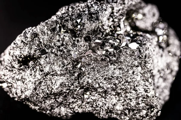 Železný pyritový nugget nebo expert na železo, stříbrný kov v surovém stavu. Brazilský nugget. Koncept těžby nerostů nebo geologie Brazílie. — Stock fotografie