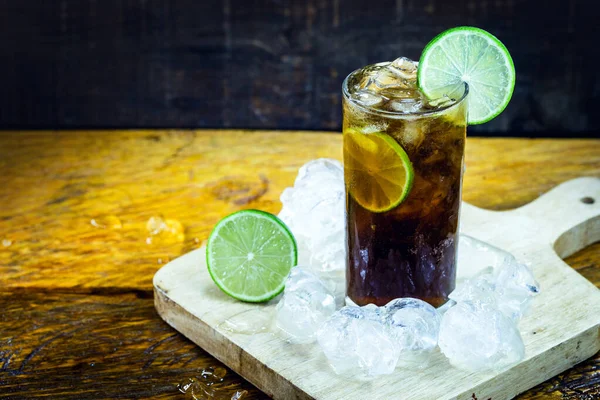 Cuba-libre是一种含酒精的饮料，或朗姆酒、可乐和柠檬水制成的鸡尾酒。 这种饮料的发明归功于在古巴独立战争中帮助过我们的士兵. — 图库照片