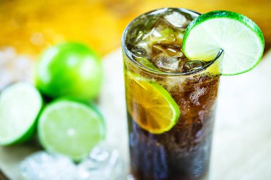 Cuba Libre kireç, buz, nane ve ahşap masa üstünde tepsi ile kokteyl