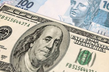 100 dolarlık banknot ve 100 dolarlık banknot. Ekonomik kriz konsepti, Brezilya ve ABD krizde