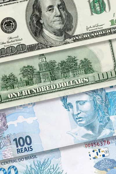 100 reais-sedlar, brasilianska pengar, i finanskris. Utvärderingskoncept för brasiliansk valuta, hög dollar. — Stockfoto