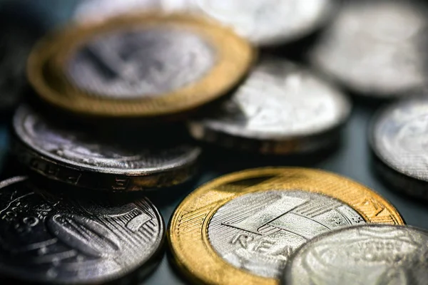 Primer plano de una moneda real, dinero de Brasil. Moneda de ahorro y ahorro . — Foto de Stock