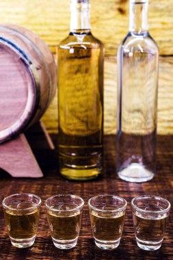 Alkollü içecekler, cachaca, pinga, rom ve brendi. Sert ve sert alkollü içecekler, bardaklar. Votka, brendi, tekila, brendi ve viski, grappa, likör, vermut, rom. Boşluğu kopyala