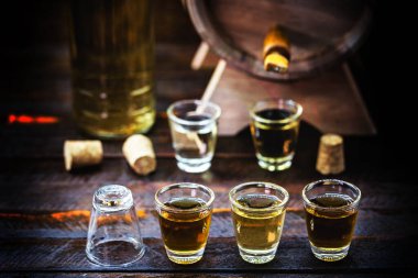 Alkollü içecekler, cachaca, pinga, rom ve brendi. Sert ve sert alkollü içecekler, bardaklar. Votka, brendi, tekila, brendi ve viski, grappa, likör, vermut, rom. Boşluğu kopyala