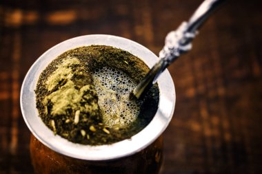 Yerba mat çayı ahşap masada. Geleneksel Arjantin, Uruguay ve Brezilya içecekleri. Rio Grande do sul 'den tipik bir içki.