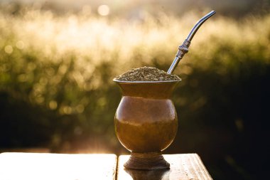 Gaucho yerba mate tea, tipik Brezilya içeceği, geleneksel olarak bir cuiade bombilla sopa kabağında ahşap arka planda. Rio Grande do Sul, Gauchos 'un en sevdiği içecek.