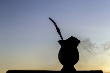 Gaucho yerba mate tea, tipik Brezilya içeceği, geleneksel olarak bir cuiade bombilla sopa kabağında ahşap arka planda. Rio Grande do Sul, Gauchos 'un en sevdiği içecek.