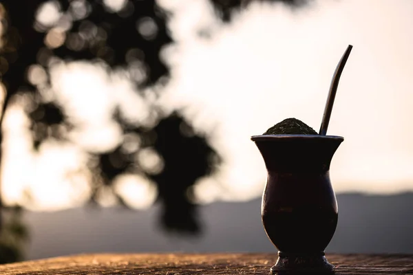 Гаучо єрба парує чай, чімарау, типовий напій бразіліан, традиційний у куйяд-бомбардувальній паличці на дерев'яному тлі. Ріу - Гранді - ду - Сул, улюблений напій гаучо.. — стокове фото