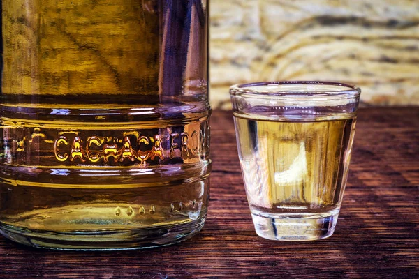 Detail of a bottle of cachaça, a typical Brazilian drink. Brazilian product for export, distilled drink known as aguardente or pinga. Day of cachaça. — 스톡 사진