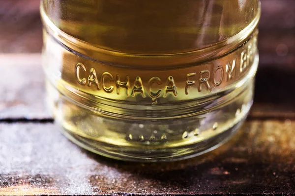 Detail of a bottle of cachaça, a typical Brazilian drink. Brazilian product for export, distilled drink known as aguardente or pinga. Day of cachaça. — Stock fotografie