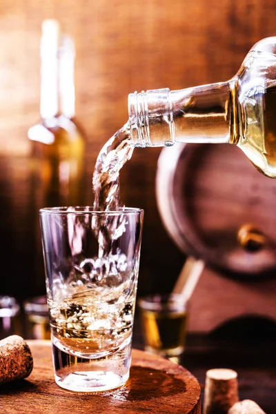 Glass of cachaça, in a rustic setting. Cachaça or pinga, Brazilian drink from sugar cane. Rustic bar setting, Brazilian still. — Φωτογραφία Αρχείου