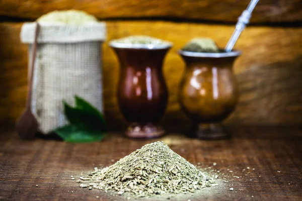 Traditionele yerba maté thee uit Zuid-Amerika. Selectieve focus. Op de achtergrond thee van gaucho yerba mate, cuias en bombila, een typisch drankje uit Zuid-Amerika, uit argentinië brazil en uruguay.. — Stockfoto