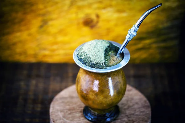 Gaucho yerba mate tea, the chimarrão, a typical Brazilian drink, traditionally in a bombilla stick cuiade gourd against a wooden background. Rio Grande do Sul, favorite drink of the gauchos. — Foto de Stock