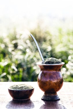 Gaucho yerba mate tea, the chimarão, tipik Brezilya içeceği, geleneksel olarak bir cuiade bombilla sopa kabağında ahşap arka planda. Rio Grande do Sul, Gauchos 'un en sevdiği içecek..