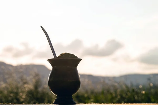 Chimarrão, traditional yerba mate tea from the state of Rio Grande do Sul. Selective focus. Typical drink with Serra Gaucha in the background. — стокове фото