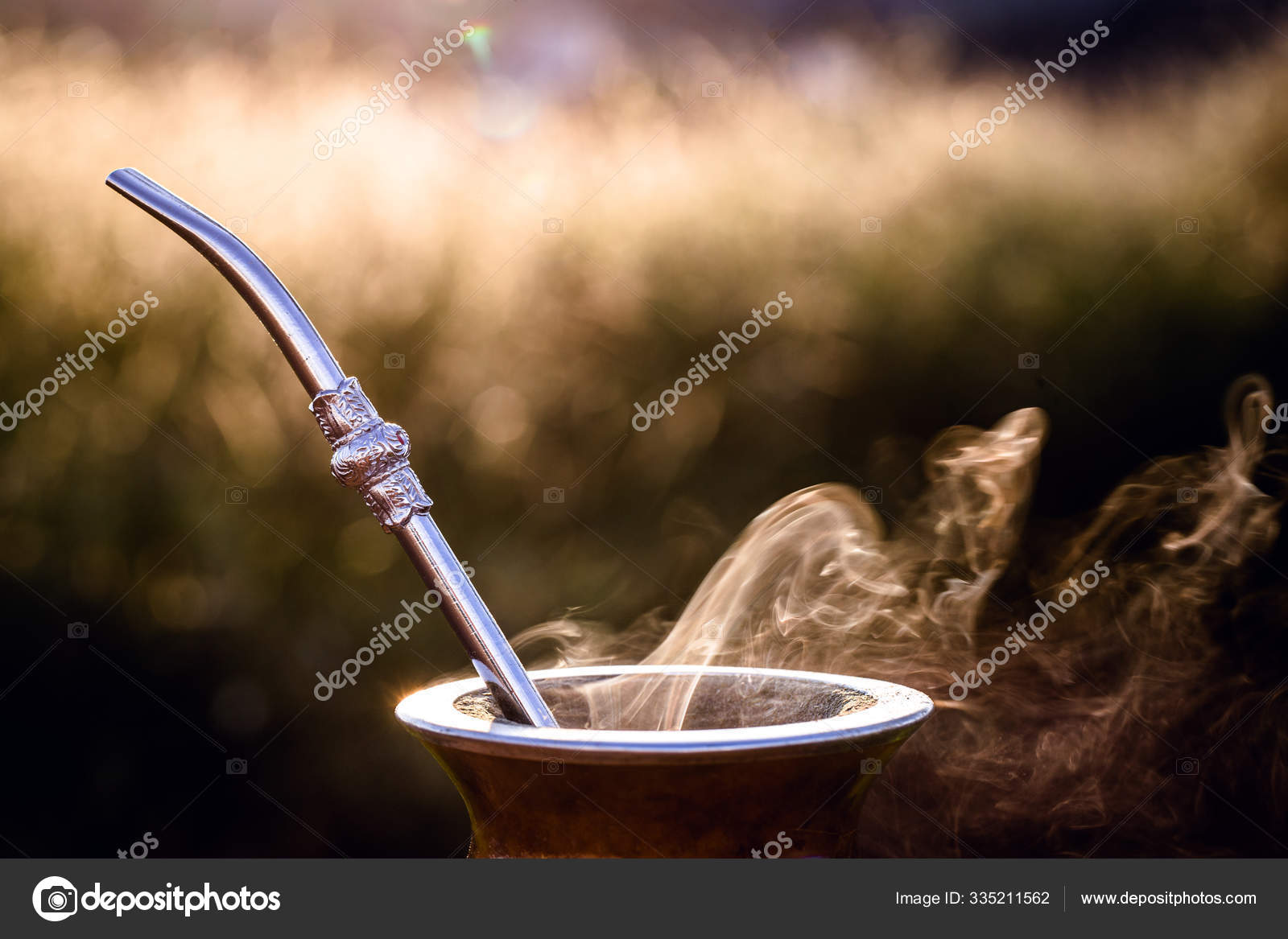 Mate bowl, ao ar livre. Yerba mate típico da Argentina, Brasil e Uruguai.  Paisagem de montanha, image size:1600x1167