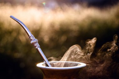 Mat Bowl, açık havada. Yerba, tipik Arjantin, Brezilya ve Uruguay çifti. Arka planda dağ manzarası. Bir su kabağı, bir pompa, toprak eşleşmesi ve sıcak sudan oluşur..