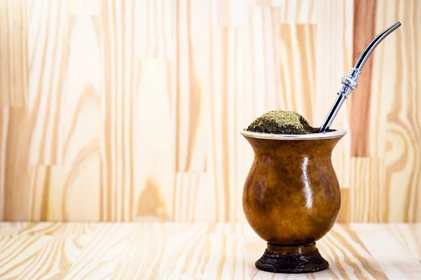 Chimarrão, or mate, is a characteristic drink of the culture of southern South America bequeathed by indigenous cultures. It consists of a gourd, a pump, ground yerba mate and warm water. — Foto de Stock