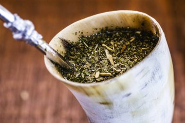 Tereré ou tererê is a typical South American drink made with the infusion of yerba mate in cold water. Of Guarani origin, it can be consumed with lemon, mint, among others. typical drink of Brazil.
