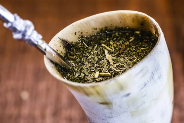 Tereré ou tererê is a typical South American drink made with the infusion of yerba mate in cold water. Of Guarani origin, it can be consumed with lemon, mint, among others. typical drink of Brazil. — Stockfoto