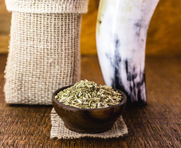 Tereré ou tererê is a typical South American drink made with the infusion of yerba mate in cold water. Accessories for preparing yerba mate. Drink consumed in Brazil, Uruguay and Argentina. — Zdjęcie stockowe