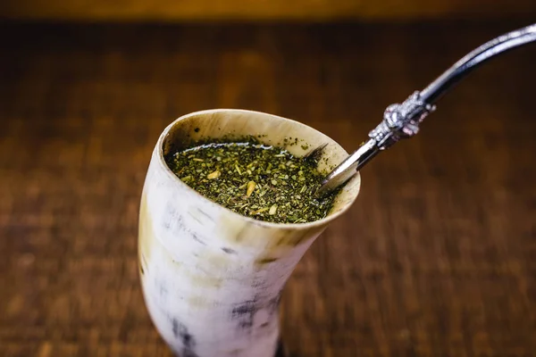 Cuia de Tereré or tererê, made with ox horn. It is a typical South American drink made with the infusion of yerba mate in cold water. Consumed in Santa Catarina, Paraná, Mato Grosso and Brasilia. —  Fotos de Stock