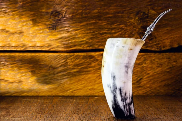 Cuia de Tereré or tererê, made with ox horn. It is a typical South American drink made with the infusion of yerba mate in cold water. Consumed in Santa Catarina, Paraná, Mato Grosso and Brasilia. — Foto de Stock