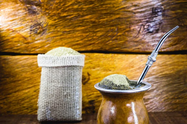 Té de yerba mate en calabaza sobre mesa de madera. Tradicional bebida argentina, uruguaya y brasileña. bebida típica del rio grande do sul — Foto de Stock