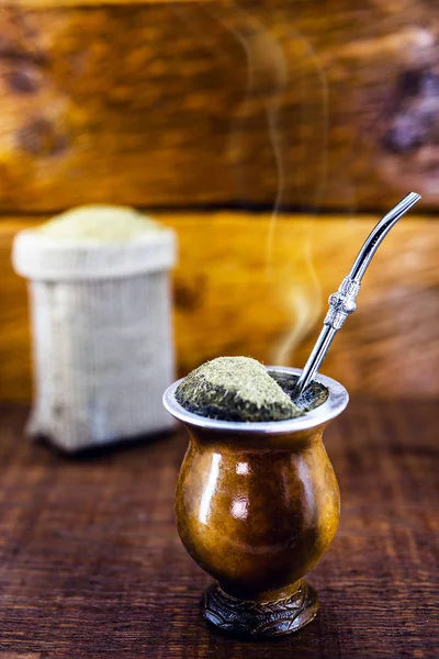 Yerba mate te i calabash på träbord. Traditionell argentinsk, Uruguayansk och brasiliansk dryck. typisk dryck från rio grande do sul — Stockfoto