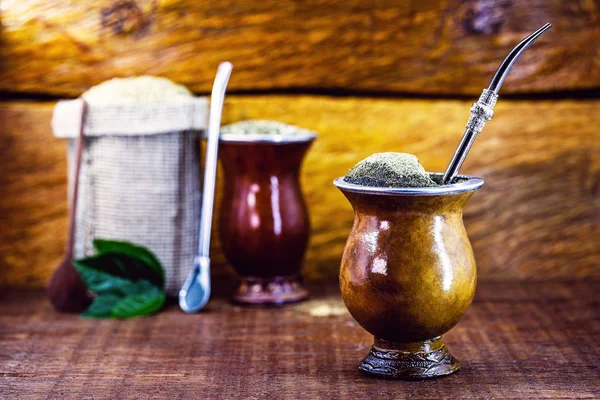 Té de yerba mate en calabaza sobre mesa de madera. Tradicional bebida argentina, uruguaya y brasileña. bebida típica del rio grande do sul — Foto de Stock