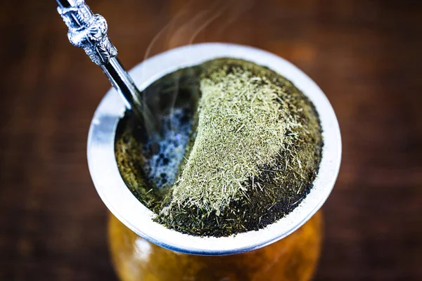 Yerba mate te i calabash på träbord. Traditionell argentinsk, Uruguayansk och brasiliansk dryck. typisk dryck från rio grande do sul — Stockfoto