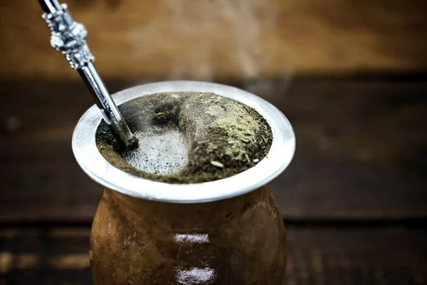 Té de yerba mate en calabaza sobre mesa de madera. Tradicional bebida argentina, uruguaya y brasileña. bebida típica del rio grande do sul —  Fotos de Stock