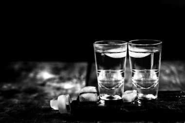 Alkol, alkolizm ve kimyasal bağımlılıkla ilgili bir sorun. Alkolizm, fiziksel ve duygusal bağımlılık nedeniyle alkol alımını kontrol edememektir..