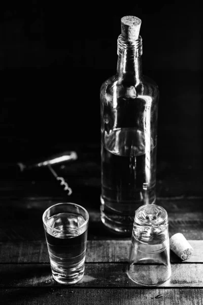 アルコール、アルコール依存症および化学的依存症の問題。アルコール依存症は、物理的および感情的な依存のためにアルコール摂取量を制御することができない. — ストック写真