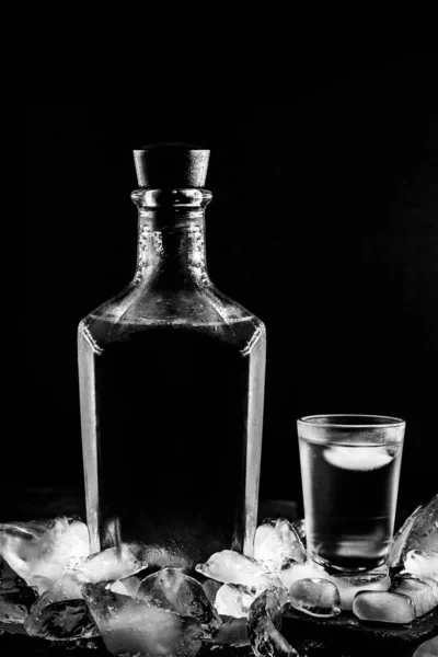 Алкоголизм, алкогольная зависимость. Химическая зависимость. Алкоголизм - это неспособность контролировать потребление алкоголя из-за физической и эмоциональной зависимости. Черно-белые бутылки, темное фото . — стоковое фото