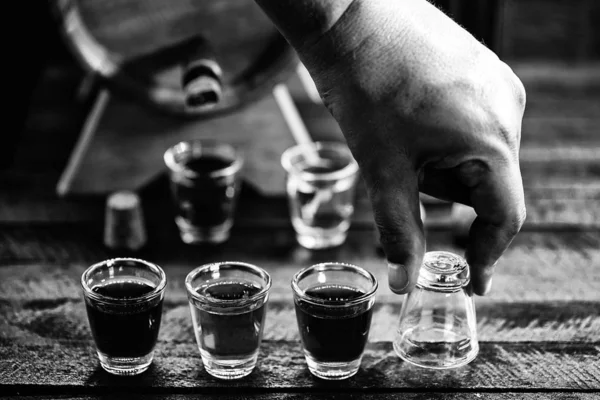 黒と白のボトル、アルコール問題の概念、アルコール依存症と化学的依存. — ストック写真