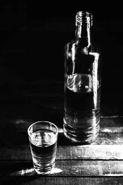 Fekete-fehér üvegek, alkoholprobléma, alkoholizmus és kémiai függőség. — Stock Fotó
