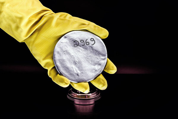 Обогащенный уран, производимый на Ближнем Востоке. Радиоактивный элемент, используемый в ядерных исследованиях. Химический компонент, ответственный за политический кризис между Соединенными Штатами Америки и Ираном
