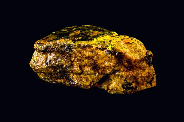 Minerale di uranio isolato su fondo nero. Minerali altamente radioattivi e pericolosi . — Foto Stock